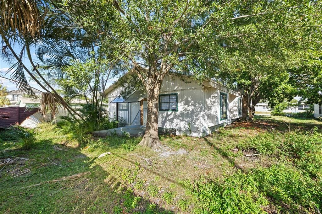 Active With Contract: $299,000 (2 beds, 2 baths, 1920 Square Feet)