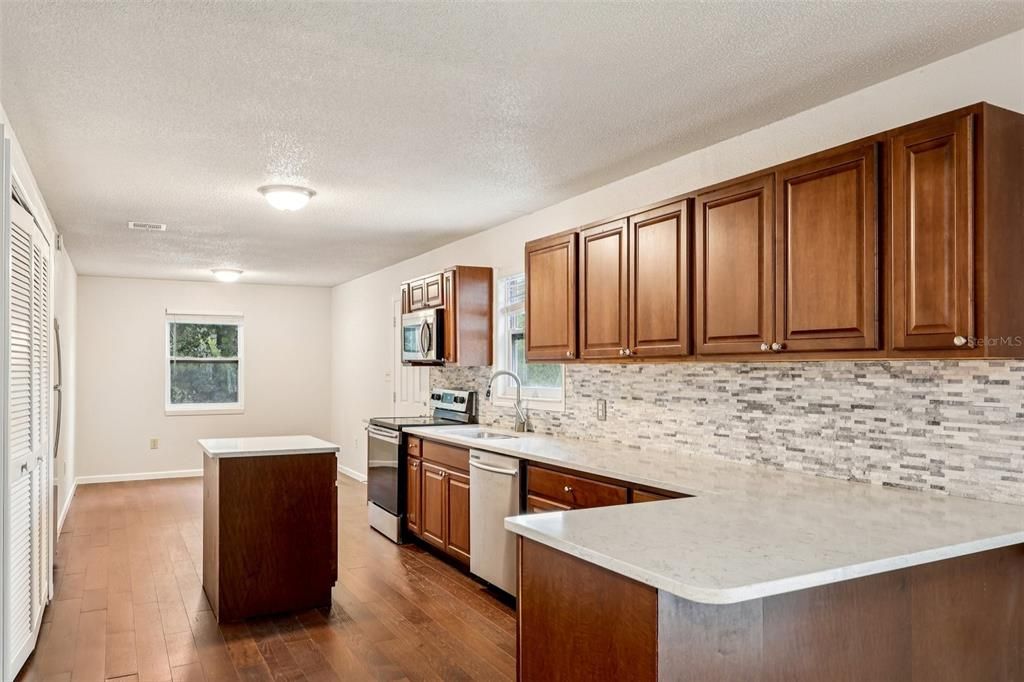 En Venta: $549,900 (3 camas, 3 baños, 2588 Pies cuadrados)