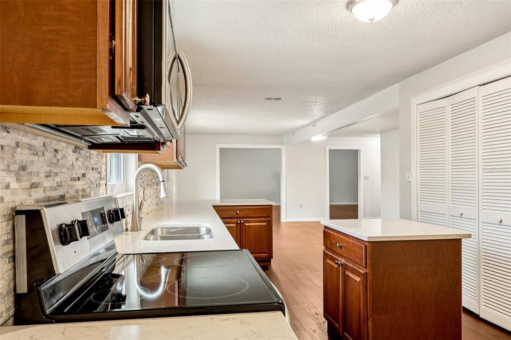 En Venta: $549,900 (3 camas, 3 baños, 2588 Pies cuadrados)