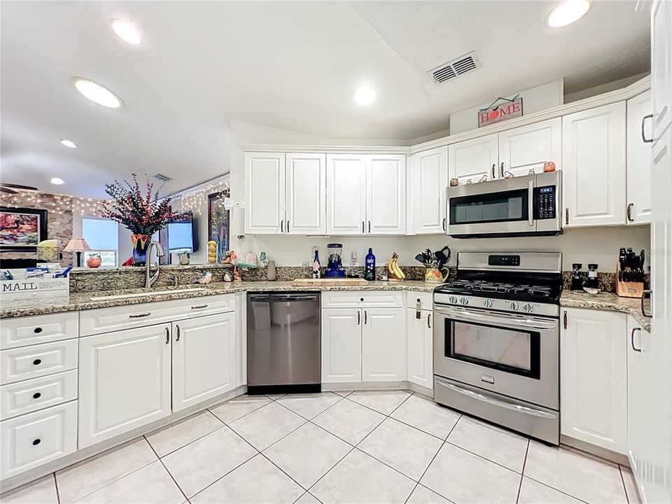 For Sale: $550,000 (3 beds, 2 baths, 2291 Square Feet)