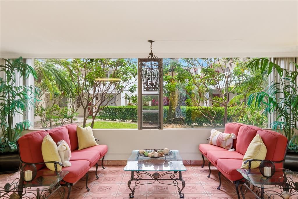 For Rent: $1,350 (1 beds, 1 baths, 775 Square Feet)