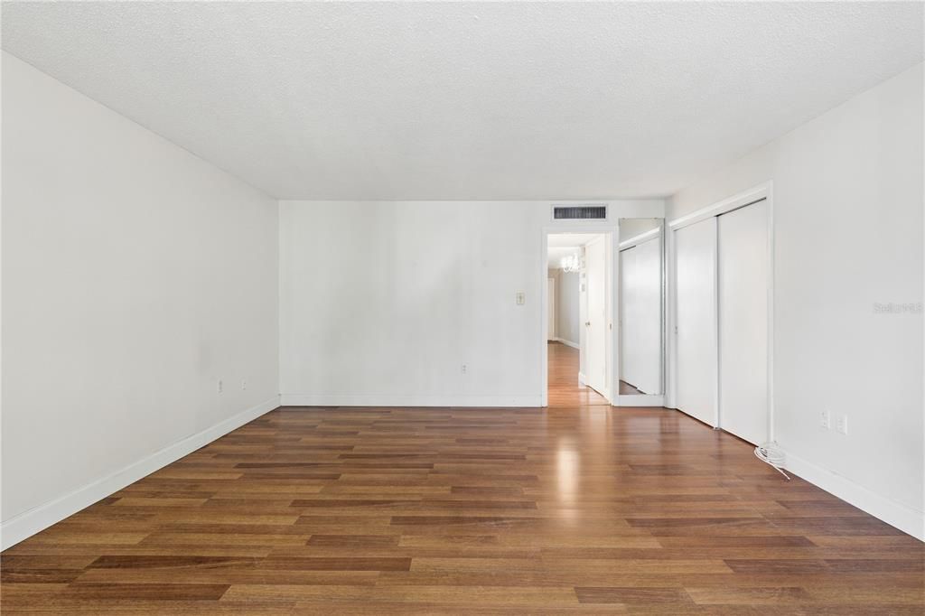 For Rent: $1,350 (1 beds, 1 baths, 775 Square Feet)