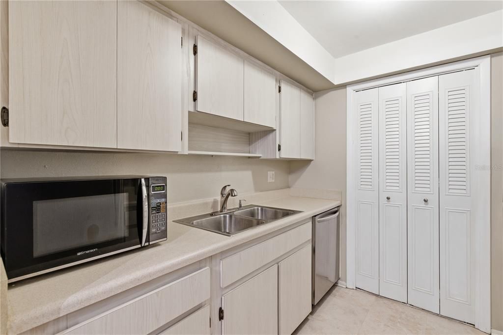For Rent: $1,350 (1 beds, 1 baths, 775 Square Feet)