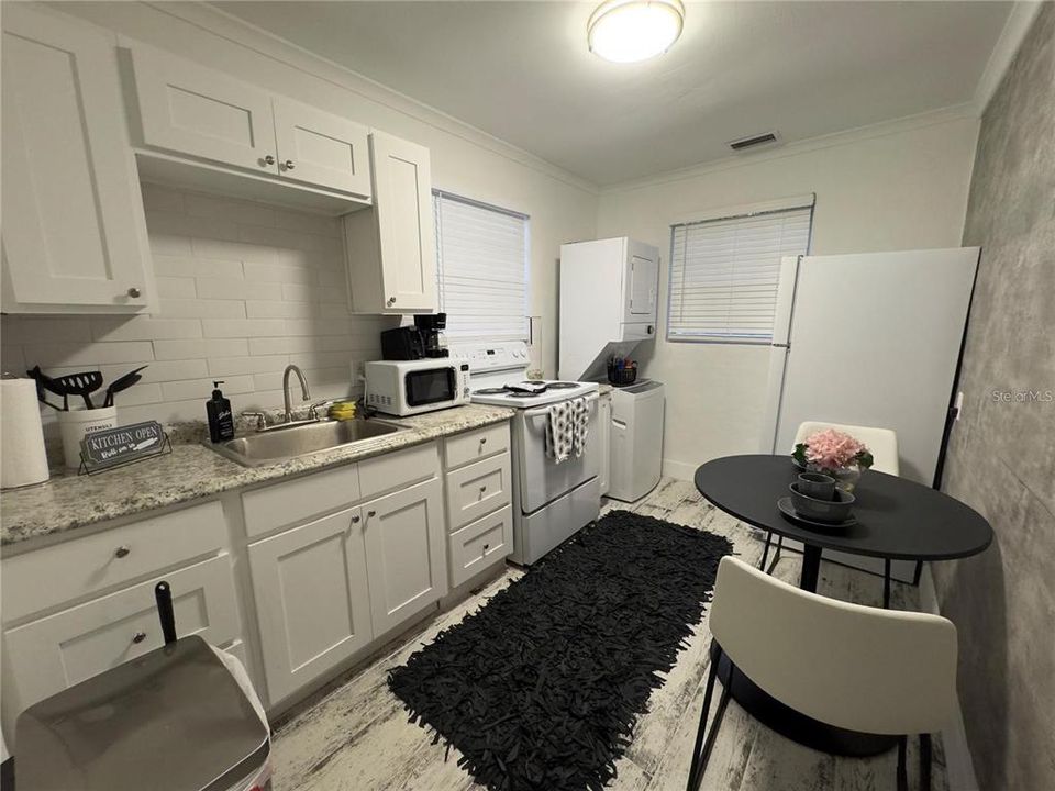 Под контрактом: $1,350,000 (6 спален, 6 ванн, 3080 Квадратных фут)