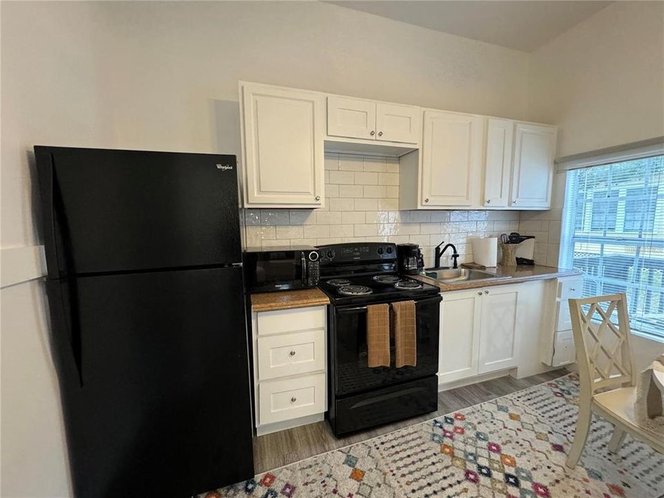 Под контрактом: $1,350,000 (6 спален, 6 ванн, 3080 Квадратных фут)