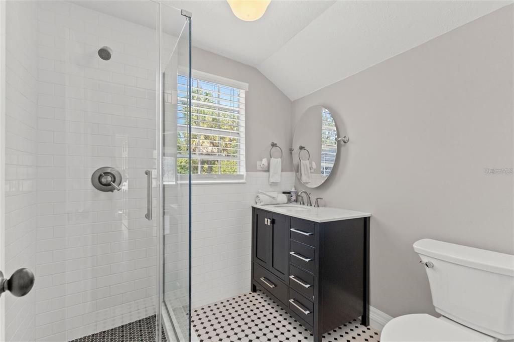 Под контрактом: $1,350,000 (6 спален, 6 ванн, 3080 Квадратных фут)