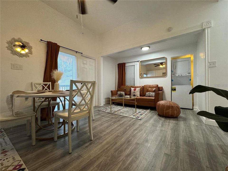 Под контрактом: $1,350,000 (6 спален, 6 ванн, 3080 Квадратных фут)