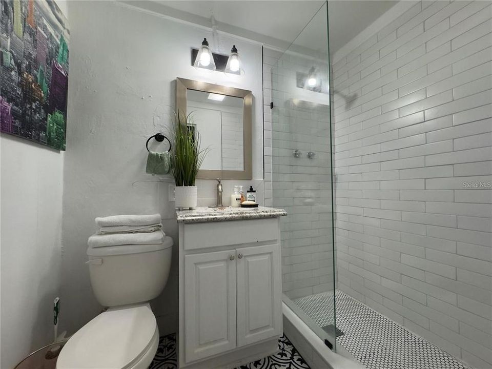 Под контрактом: $1,350,000 (6 спален, 6 ванн, 3080 Квадратных фут)