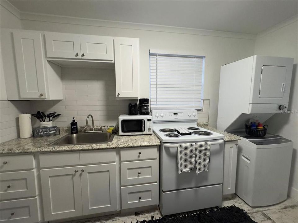 Под контрактом: $1,350,000 (6 спален, 6 ванн, 3080 Квадратных фут)