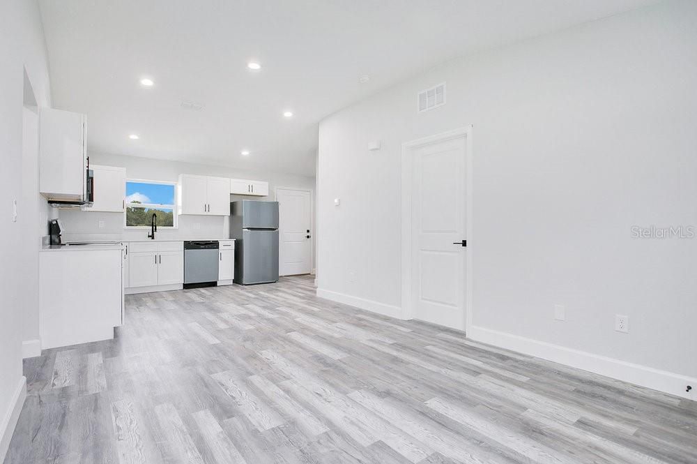 For Rent: $1,650 (3 beds, 2 baths, 1011 Square Feet)