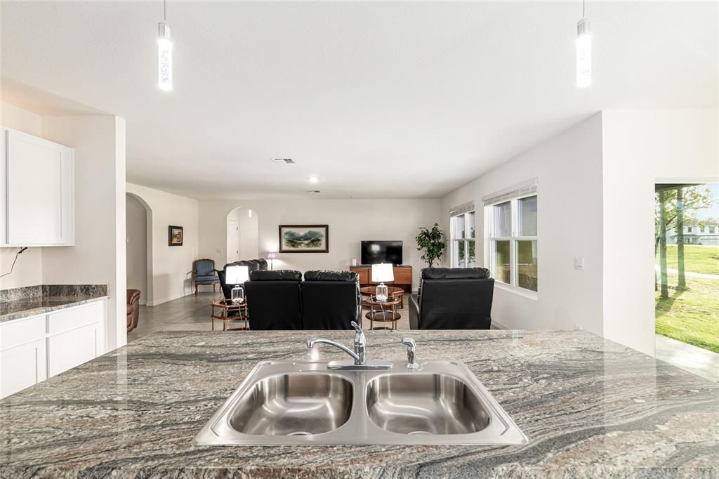 Под контрактом: $335,000 (4 спален, 2 ванн, 2326 Квадратных фут)