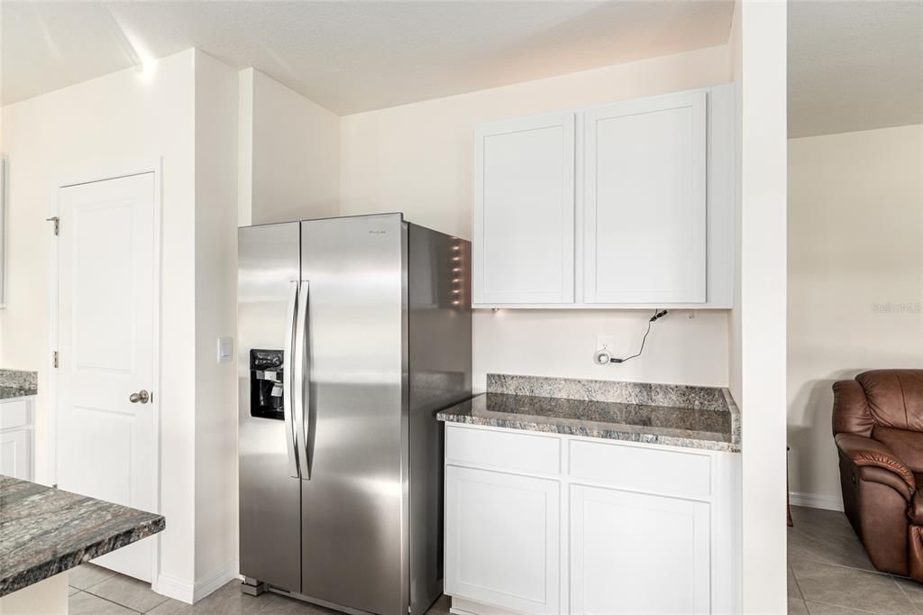 Под контрактом: $335,000 (4 спален, 2 ванн, 2326 Квадратных фут)