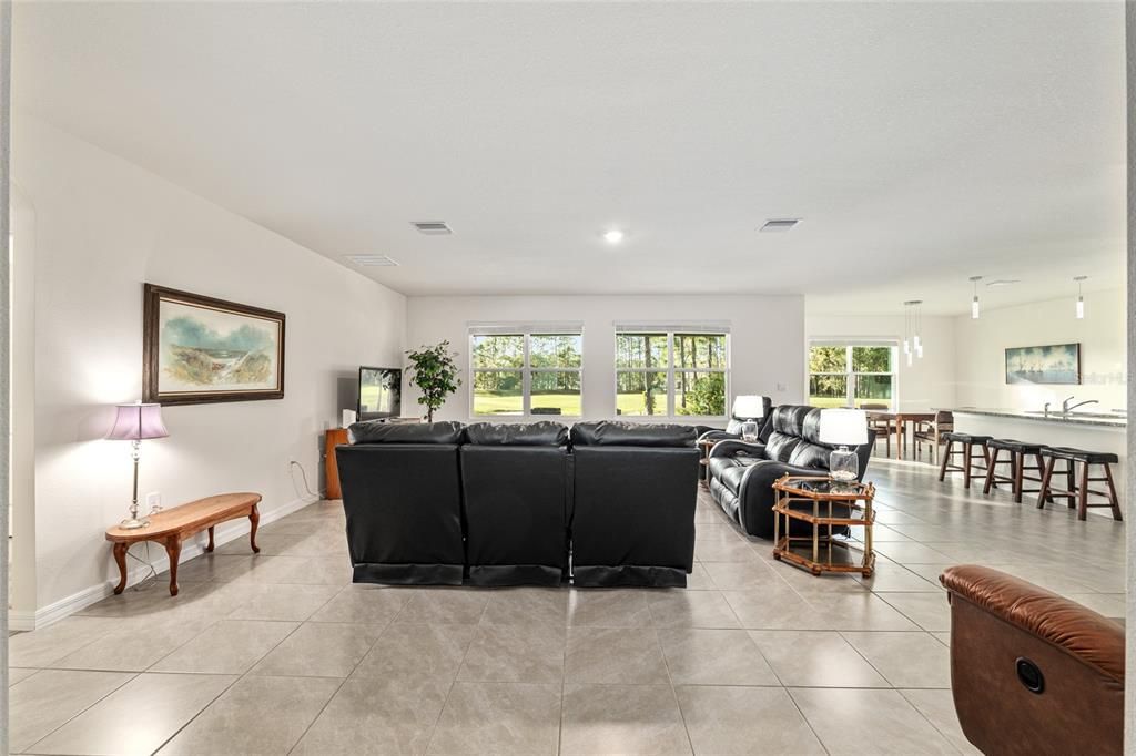 Под контрактом: $335,000 (4 спален, 2 ванн, 2326 Квадратных фут)