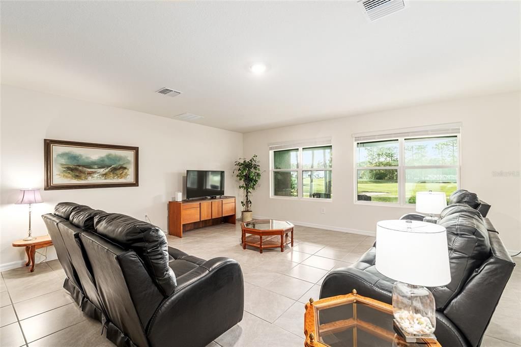 Под контрактом: $335,000 (4 спален, 2 ванн, 2326 Квадратных фут)