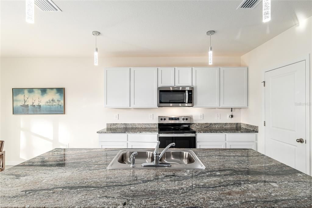 Под контрактом: $335,000 (4 спален, 2 ванн, 2326 Квадратных фут)