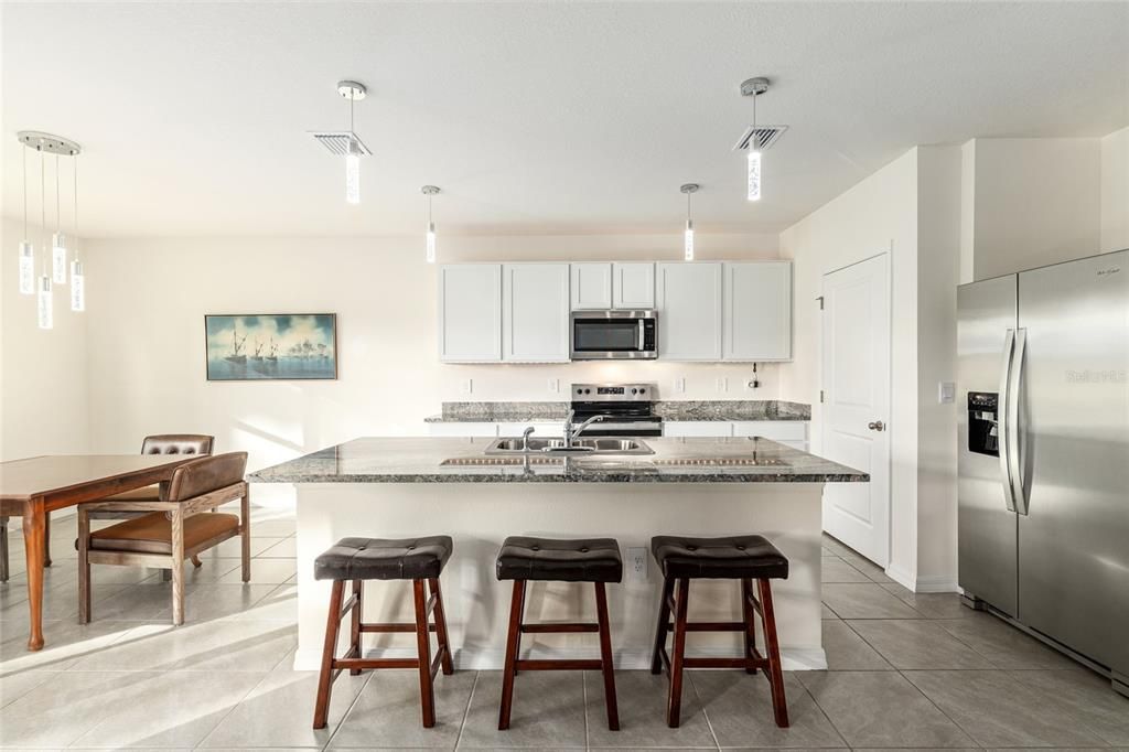 Под контрактом: $335,000 (4 спален, 2 ванн, 2326 Квадратных фут)