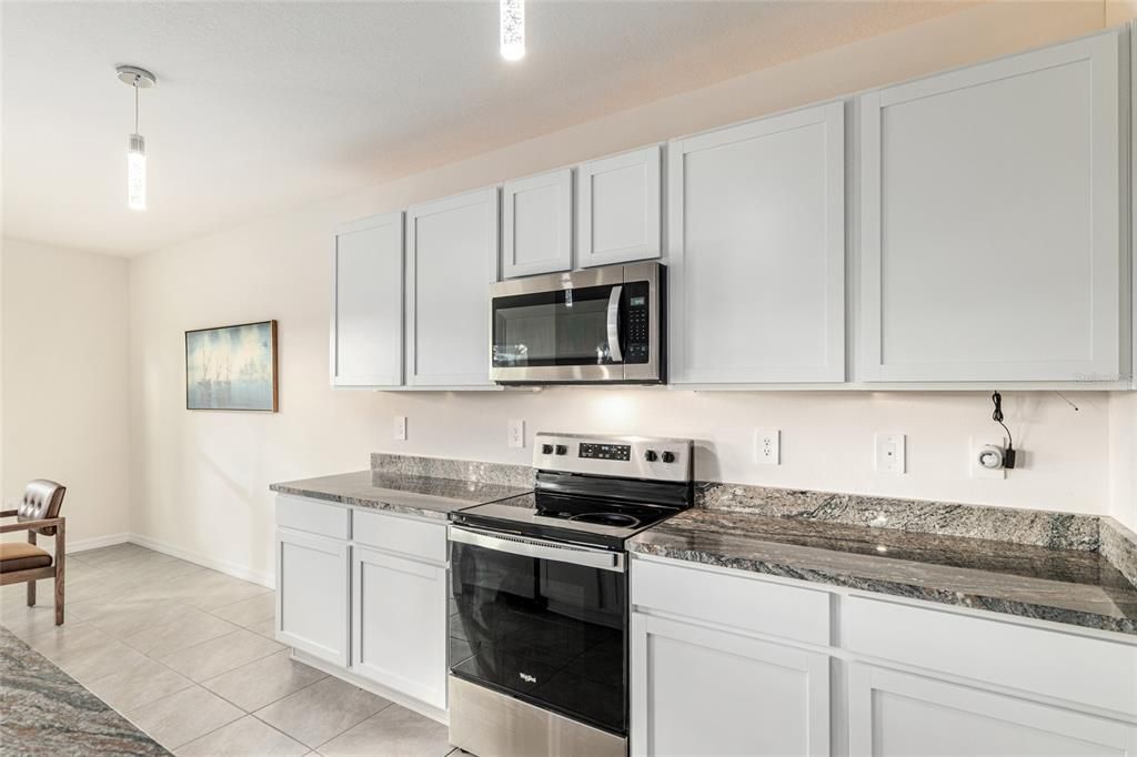 Под контрактом: $335,000 (4 спален, 2 ванн, 2326 Квадратных фут)