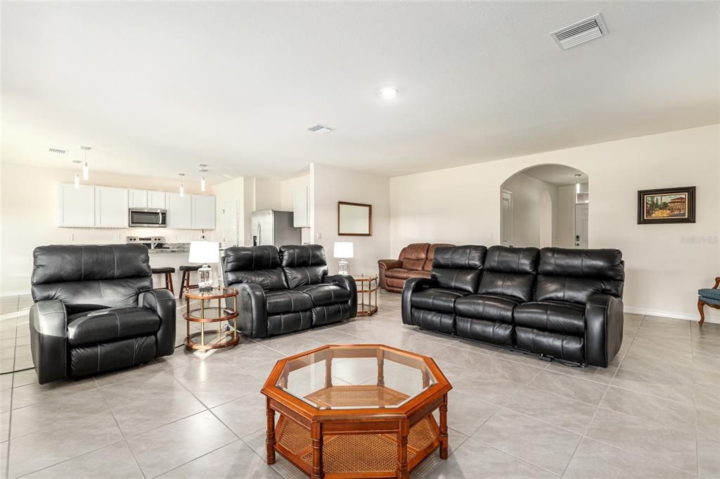 Под контрактом: $335,000 (4 спален, 2 ванн, 2326 Квадратных фут)