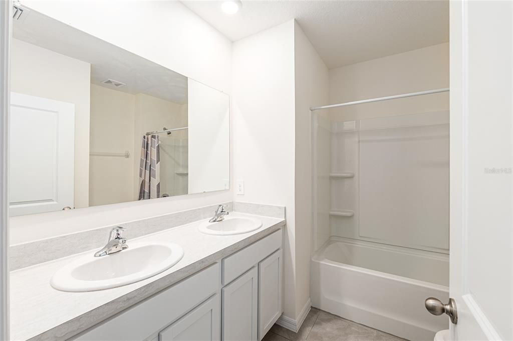 Под контрактом: $335,000 (4 спален, 2 ванн, 2326 Квадратных фут)