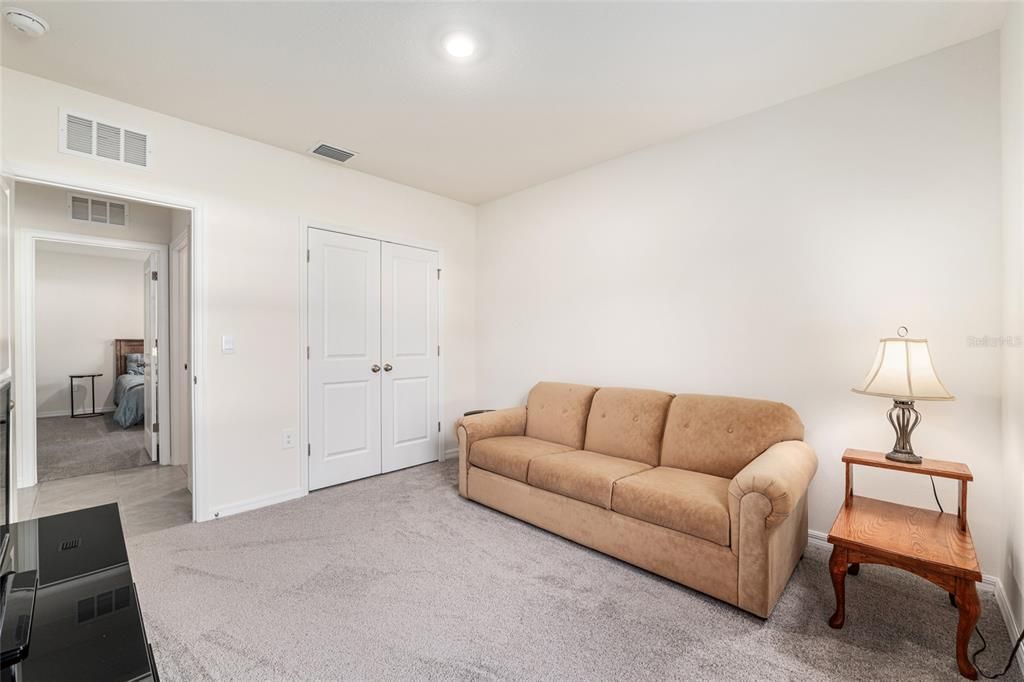 Под контрактом: $335,000 (4 спален, 2 ванн, 2326 Квадратных фут)