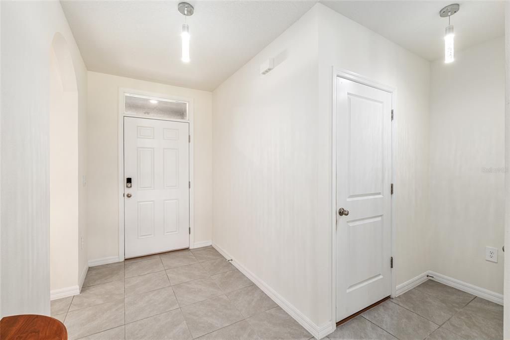 Под контрактом: $335,000 (4 спален, 2 ванн, 2326 Квадратных фут)