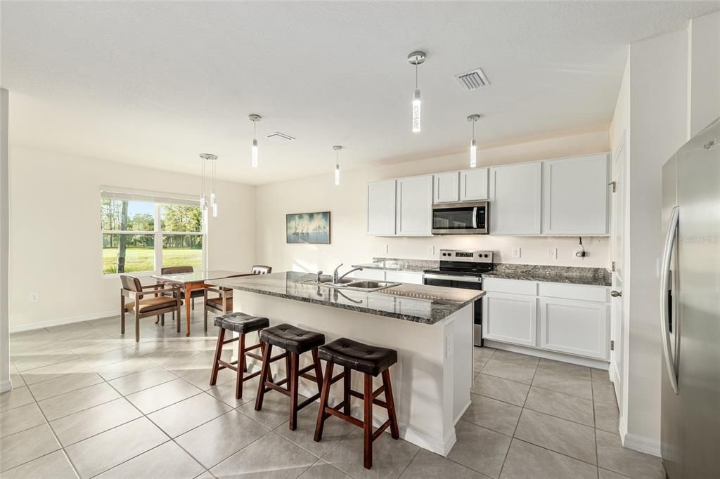 Под контрактом: $335,000 (4 спален, 2 ванн, 2326 Квадратных фут)