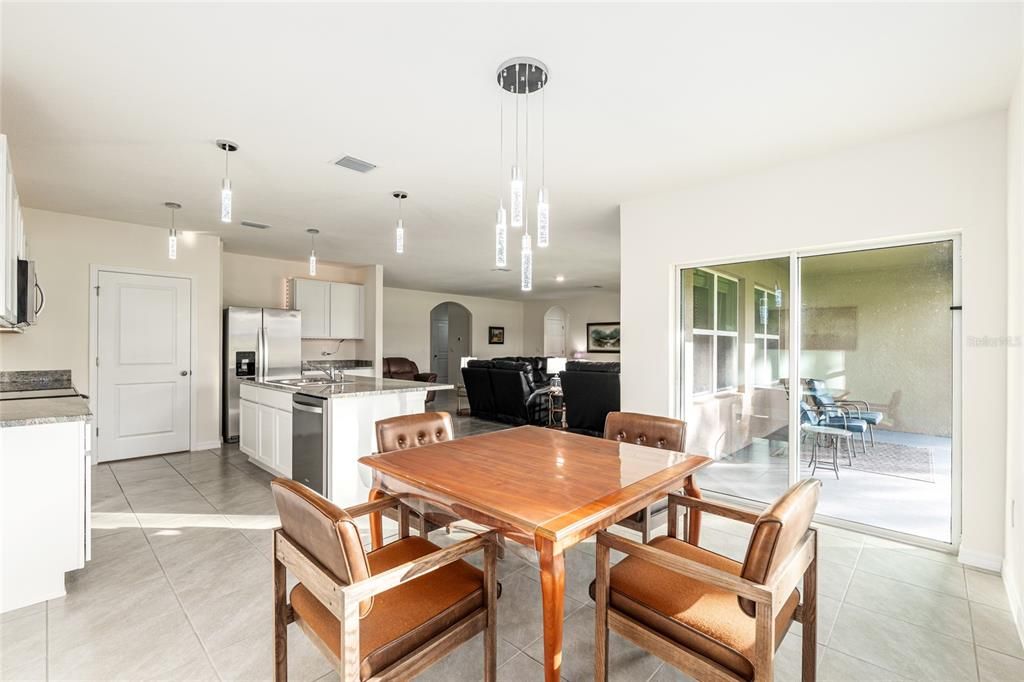 Под контрактом: $335,000 (4 спален, 2 ванн, 2326 Квадратных фут)