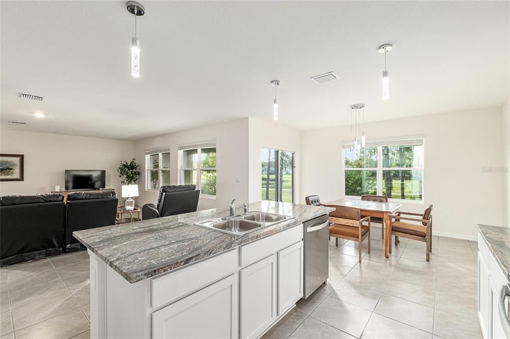 Под контрактом: $335,000 (4 спален, 2 ванн, 2326 Квадратных фут)