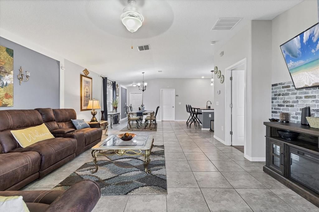 For Rent: $2,800 (4 beds, 2 baths, 2038 Square Feet)