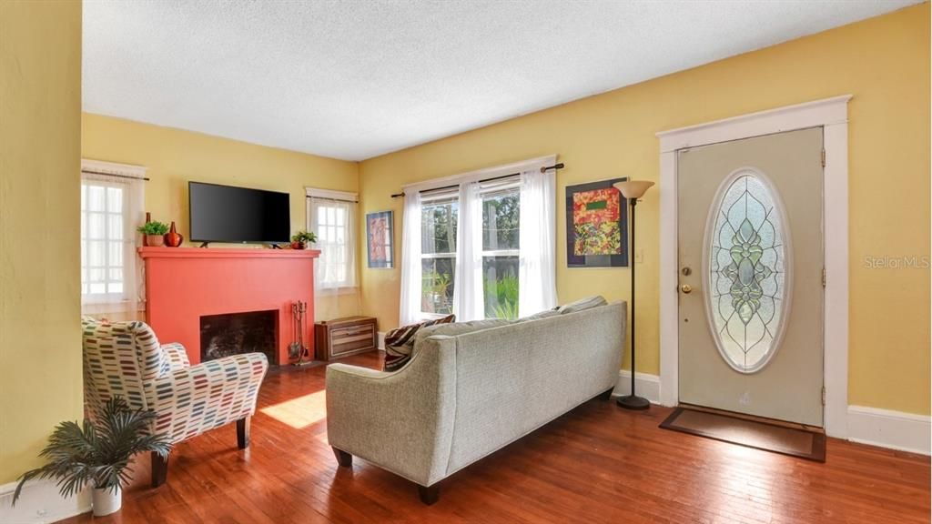 For Sale: $225,000 (3 beds, 2 baths, 1164 Square Feet)