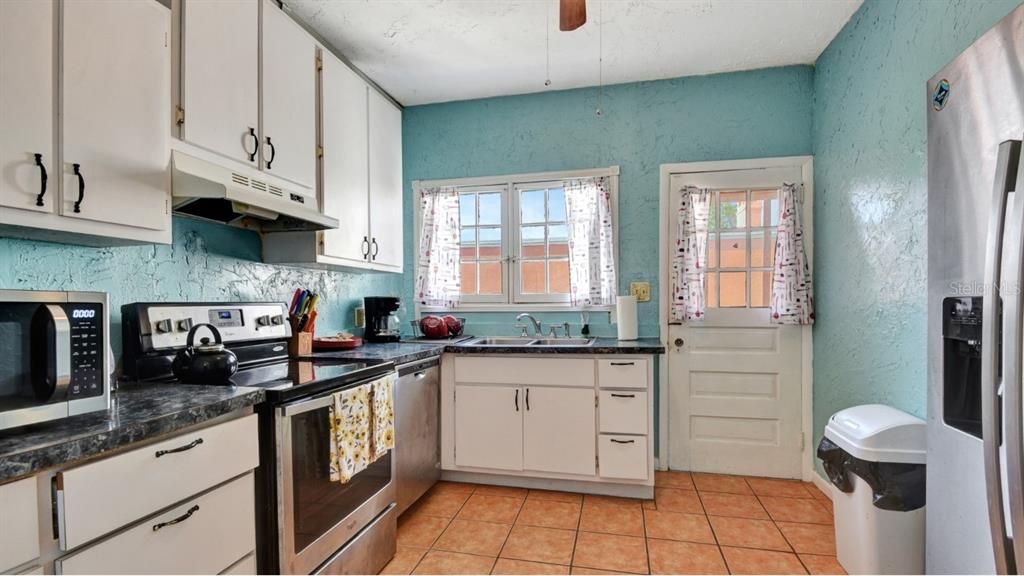 For Sale: $225,000 (3 beds, 2 baths, 1164 Square Feet)