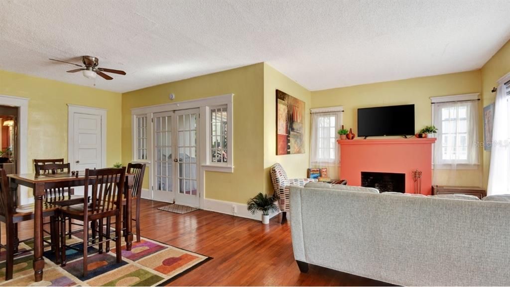 For Sale: $225,000 (3 beds, 2 baths, 1164 Square Feet)