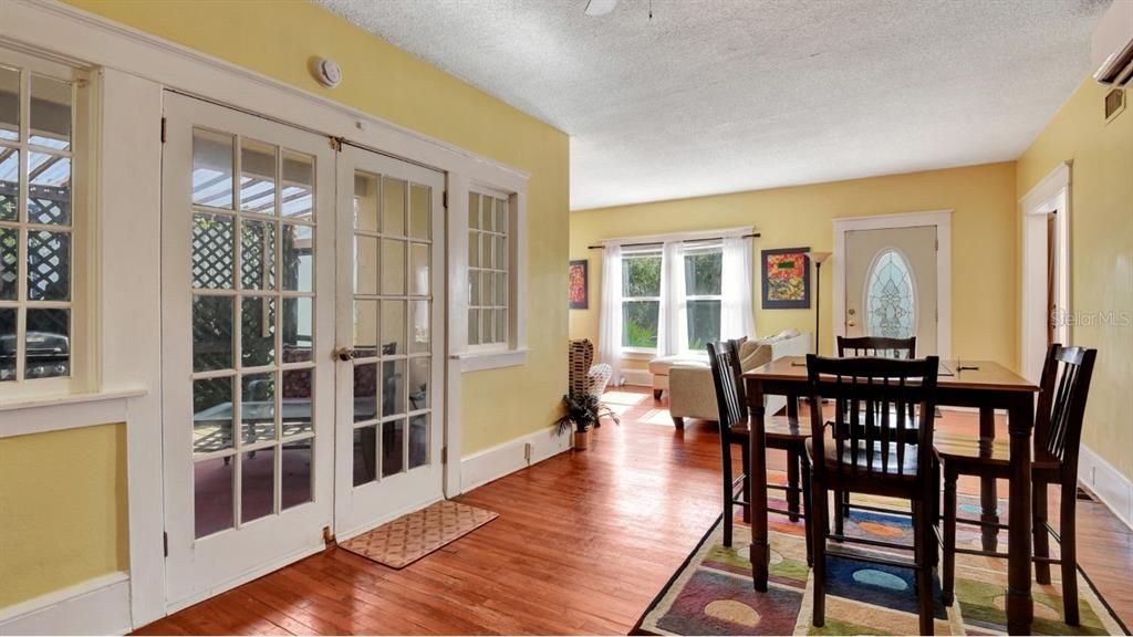 For Sale: $225,000 (3 beds, 2 baths, 1164 Square Feet)