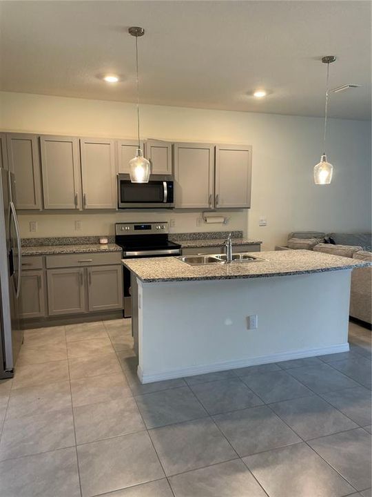 For Rent: $2,450 (3 beds, 2 baths, 1662 Square Feet)