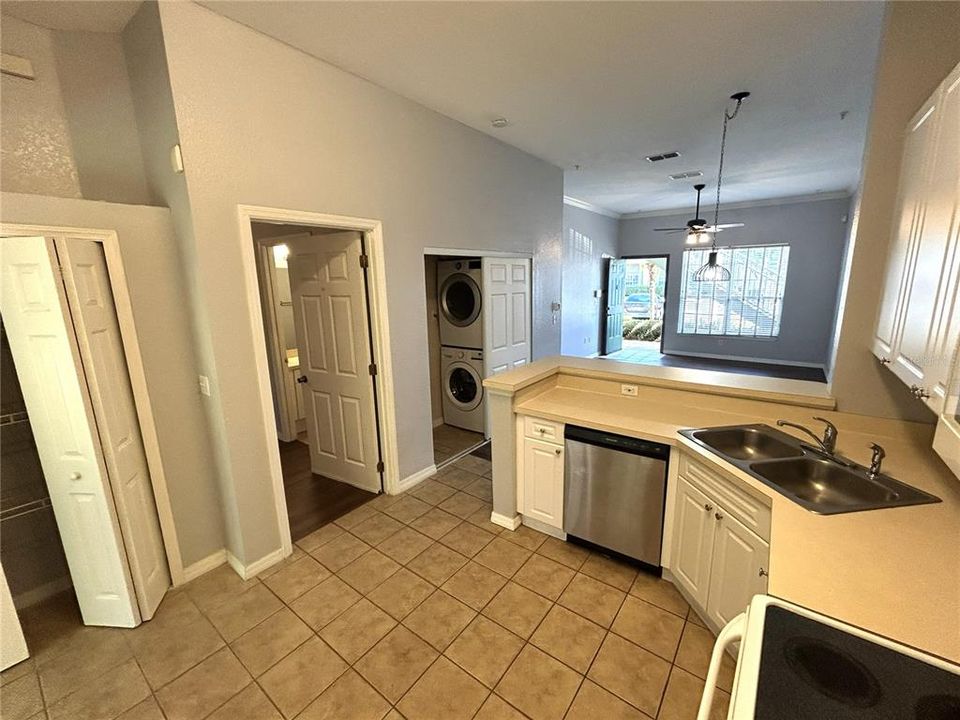 For Rent: $1,800 (2 beds, 2 baths, 960 Square Feet)