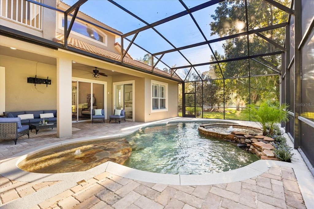 合同活跃: $1,150,000 (5 贝兹, 3 浴室, 3835 平方英尺)