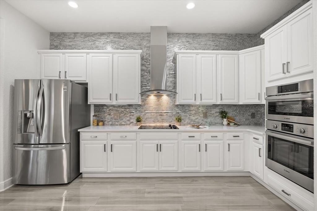 合同活跃: $1,150,000 (5 贝兹, 3 浴室, 3835 平方英尺)