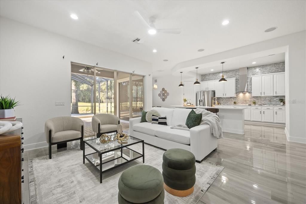 合同活跃: $1,150,000 (5 贝兹, 3 浴室, 3835 平方英尺)