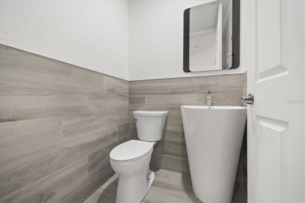 合同活跃: $1,150,000 (5 贝兹, 3 浴室, 3835 平方英尺)