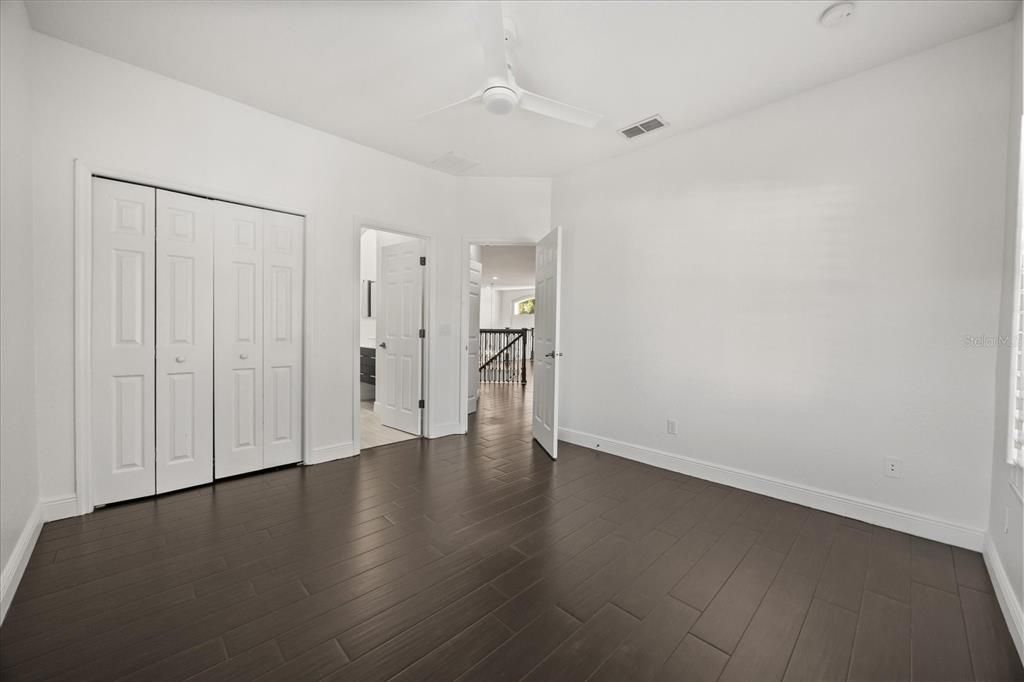 合同活跃: $1,150,000 (5 贝兹, 3 浴室, 3835 平方英尺)