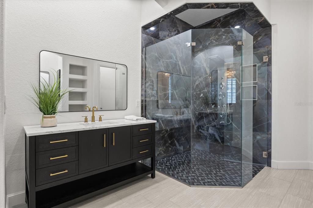 合同活跃: $1,150,000 (5 贝兹, 3 浴室, 3835 平方英尺)