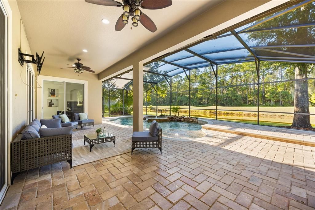 合同活跃: $1,150,000 (5 贝兹, 3 浴室, 3835 平方英尺)