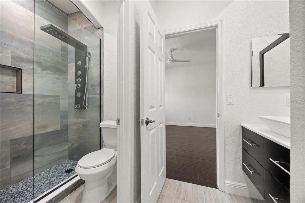 合同活跃: $1,150,000 (5 贝兹, 3 浴室, 3835 平方英尺)