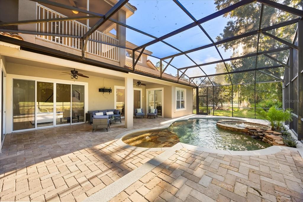 合同活跃: $1,150,000 (5 贝兹, 3 浴室, 3835 平方英尺)