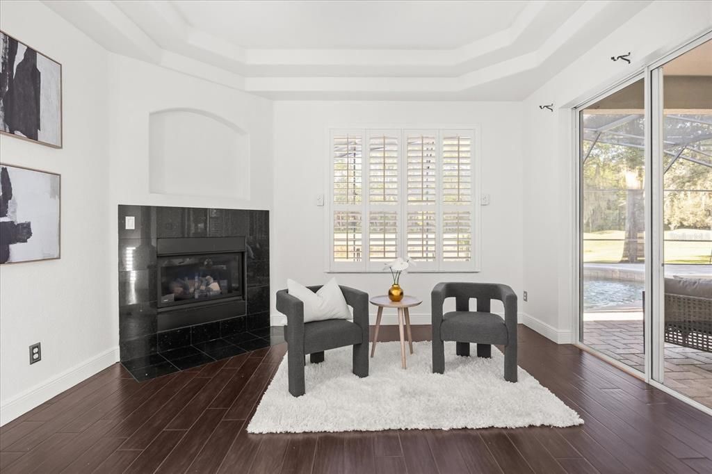 合同活跃: $1,150,000 (5 贝兹, 3 浴室, 3835 平方英尺)