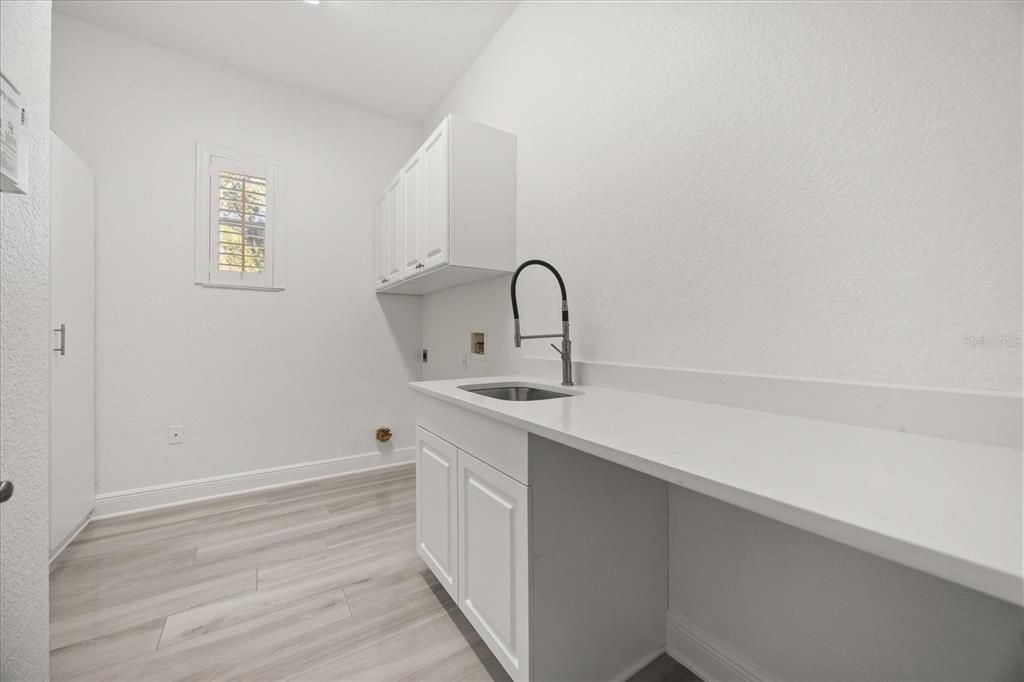 合同活跃: $1,150,000 (5 贝兹, 3 浴室, 3835 平方英尺)