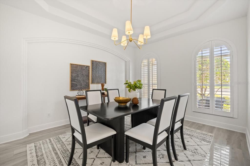 合同活跃: $1,150,000 (5 贝兹, 3 浴室, 3835 平方英尺)