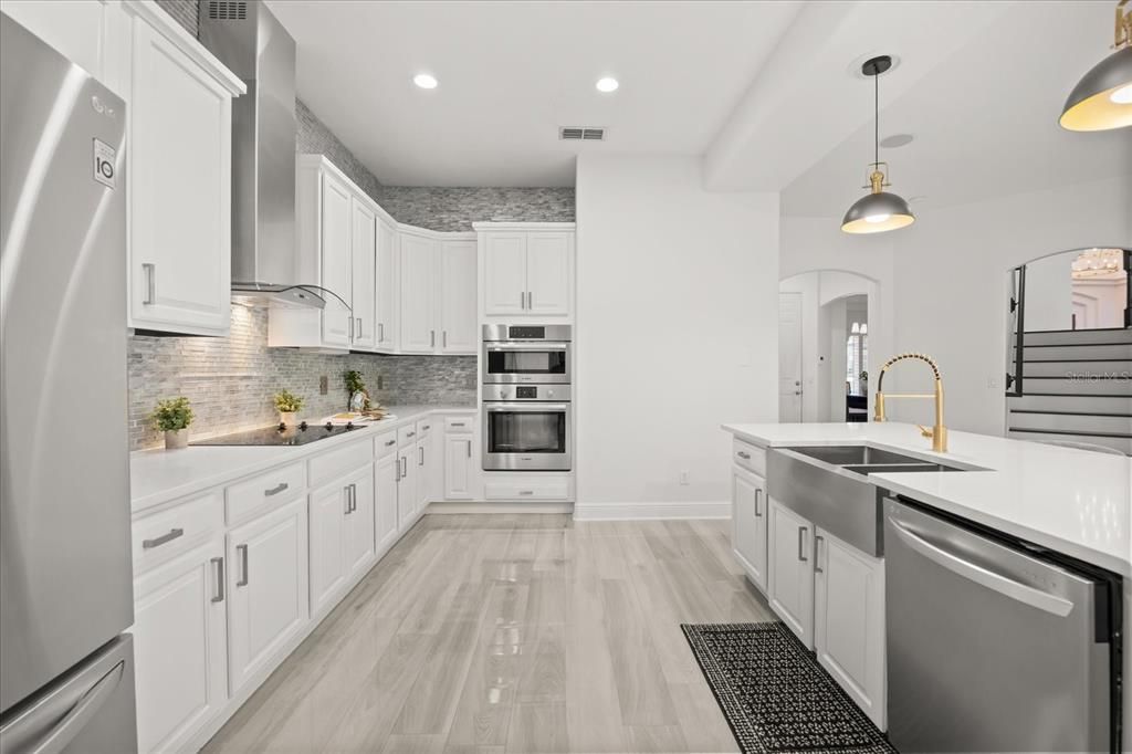 合同活跃: $1,150,000 (5 贝兹, 3 浴室, 3835 平方英尺)