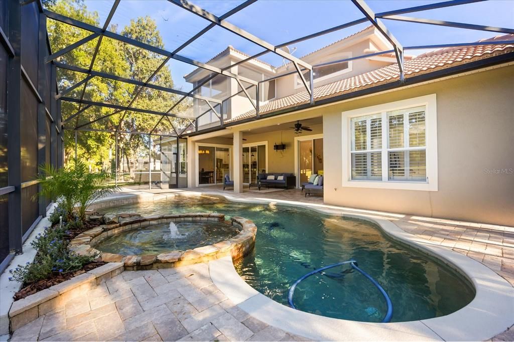 合同活跃: $1,150,000 (5 贝兹, 3 浴室, 3835 平方英尺)