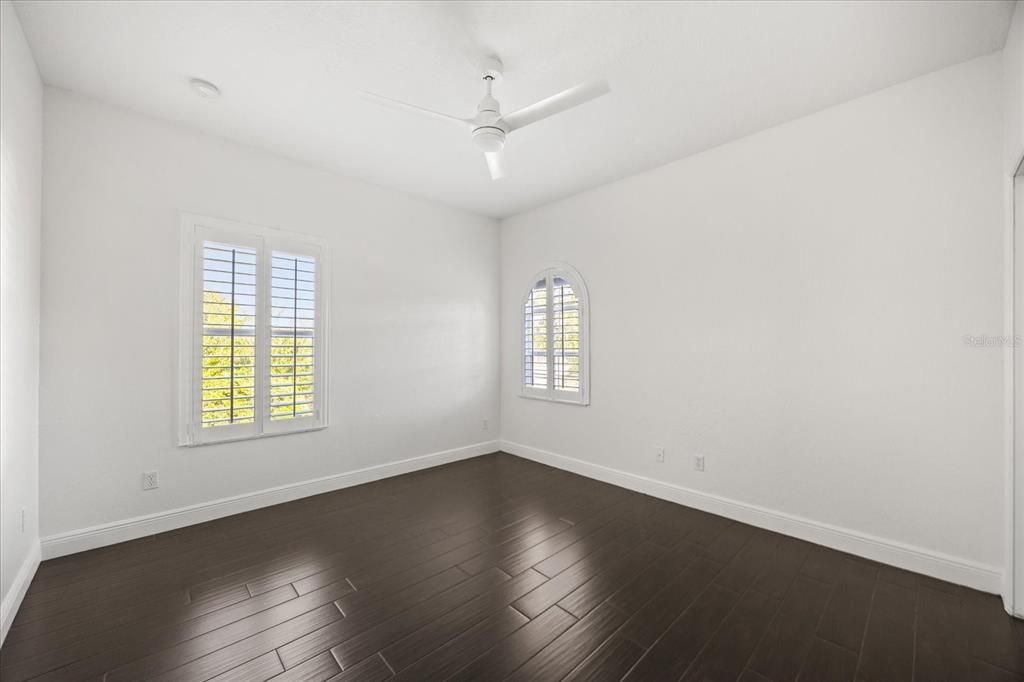 合同活跃: $1,150,000 (5 贝兹, 3 浴室, 3835 平方英尺)